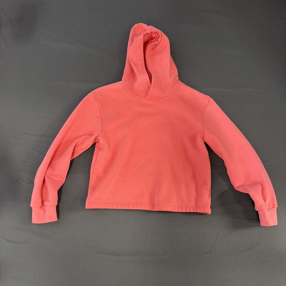 activewear brand Mondetta, as shown by the small exterior woven label Sweatshirt